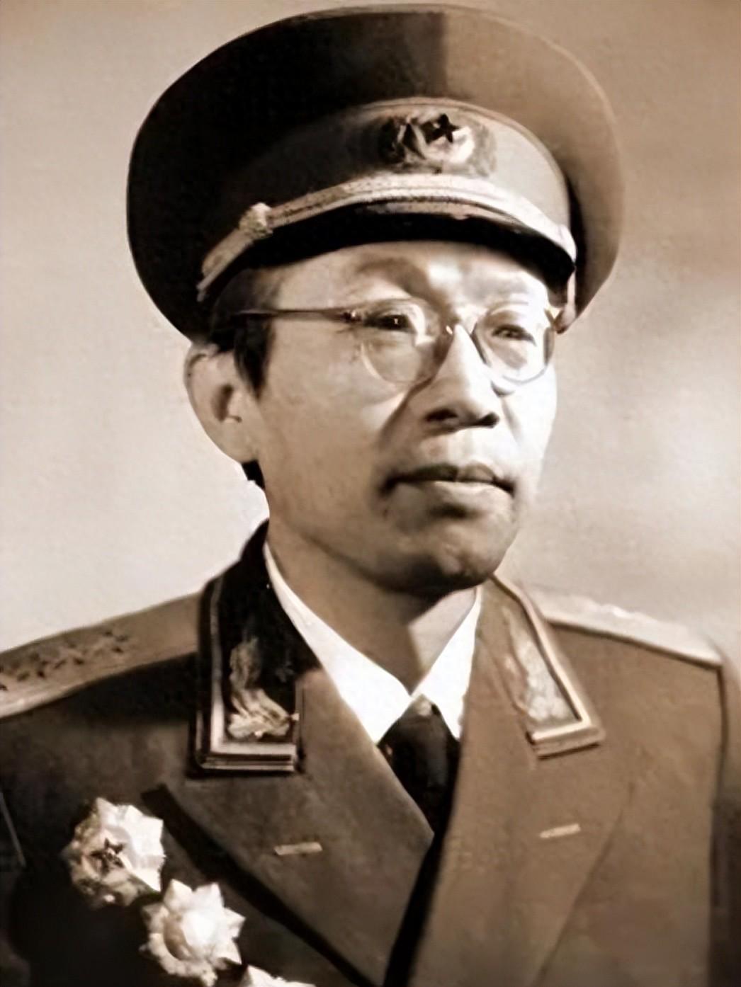 乐鱼体育官方网站-1980年钟伟直呼毛主席大名，黄克诚举拐怒斥：你老小子真是忘了本